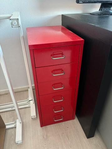 Archiefkast rood beschikbaar voor biedingen