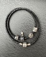 Pandora gevlochten leren armband met 4 bedels, Gebruikt, Zwart, Leer, Ophalen of Verzenden