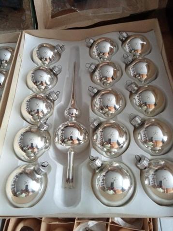 zilveren kerstballen en piek van glas beschikbaar voor biedingen