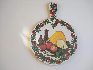 Decoratieve vintage kaasplank afbeelding kaas en tomaat beschikbaar voor biedingen