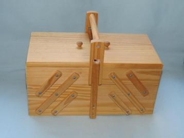 Uitklapbare blank houten naaibox met 5 vakken beschikbaar voor biedingen