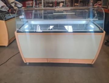 Ijskar ijswagen ijsstand ijsvitrine schepijsvitrine beschikbaar voor biedingen