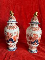 Prachtige paar handbeschilderde Delfts aardewerk dekselvazen, Antiek en Kunst, Ophalen of Verzenden