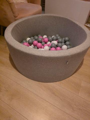 Ballenbak met roze, witte en grijze ballen beschikbaar voor biedingen