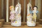 2 stuks porseleinen beelden van een man en vrouw bij de kapt, Ophalen of Verzenden, Gebruikt