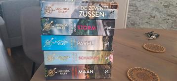 De Zeven Zussen - Lucinda Riley (deel 1 t/m 5) beschikbaar voor biedingen