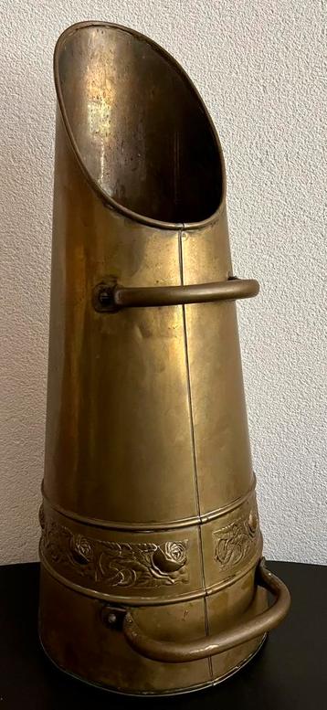 Antieke kolenkit met rozenmotief beschikbaar voor biedingen
