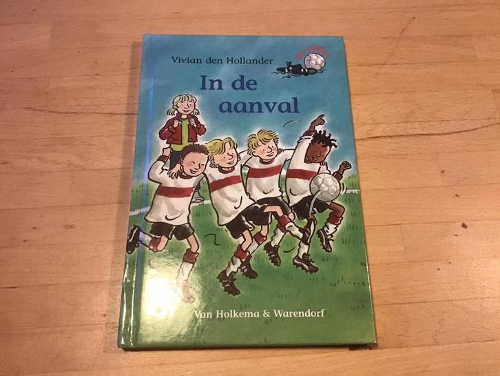 Vivian den Hollander - In de aanval, Boeken, Kinderboeken | Jeugd | onder 10 jaar, Zo goed als nieuw, Fictie algemeen, Ophalen of Verzenden