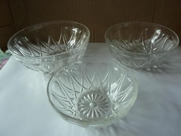 set van 3 glazen kommen beschikbaar voor biedingen