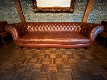 Mooie leren bank in chesterfield stijl beschikbaar voor biedingen