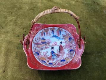 Japans Kutani bonbonschaal met riet gevlochten hengsel. beschikbaar voor biedingen