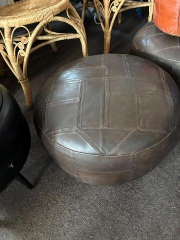 diverse lederen vintage poefs ook van stof in de opruiming beschikbaar voor biedingen