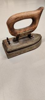 Antieke strijkijzer en perforator, Ophalen of Verzenden
