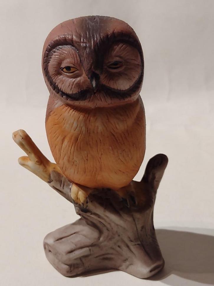 porseleinen uil op tak / Hoog 12 cm gemerkt met kroon A, Antiek en Kunst, Antiek | Keramiek en Aardewerk, Ophalen