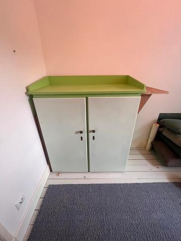 Commode Kast met handig plankje voor doekjes oid beschikbaar voor biedingen