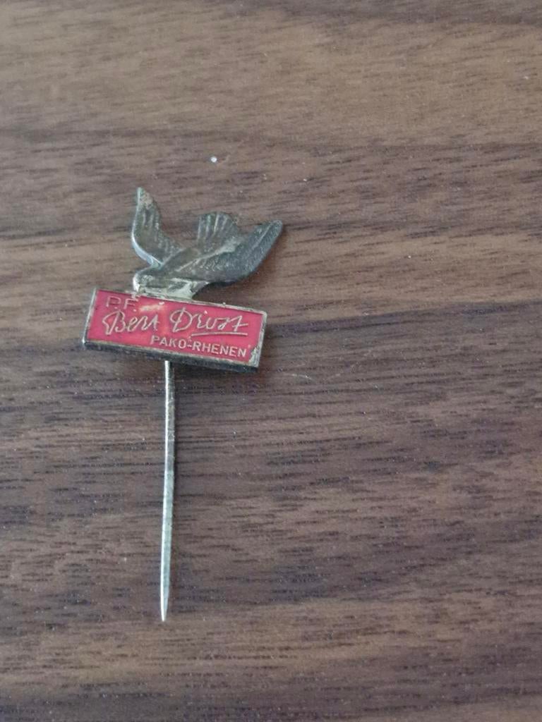 081 Vintage PF Bert Driest Pako-Rhenen Speldje, Ophalen of Verzenden, Gebruikt, Overige onderwerpen, Speldje of Pin