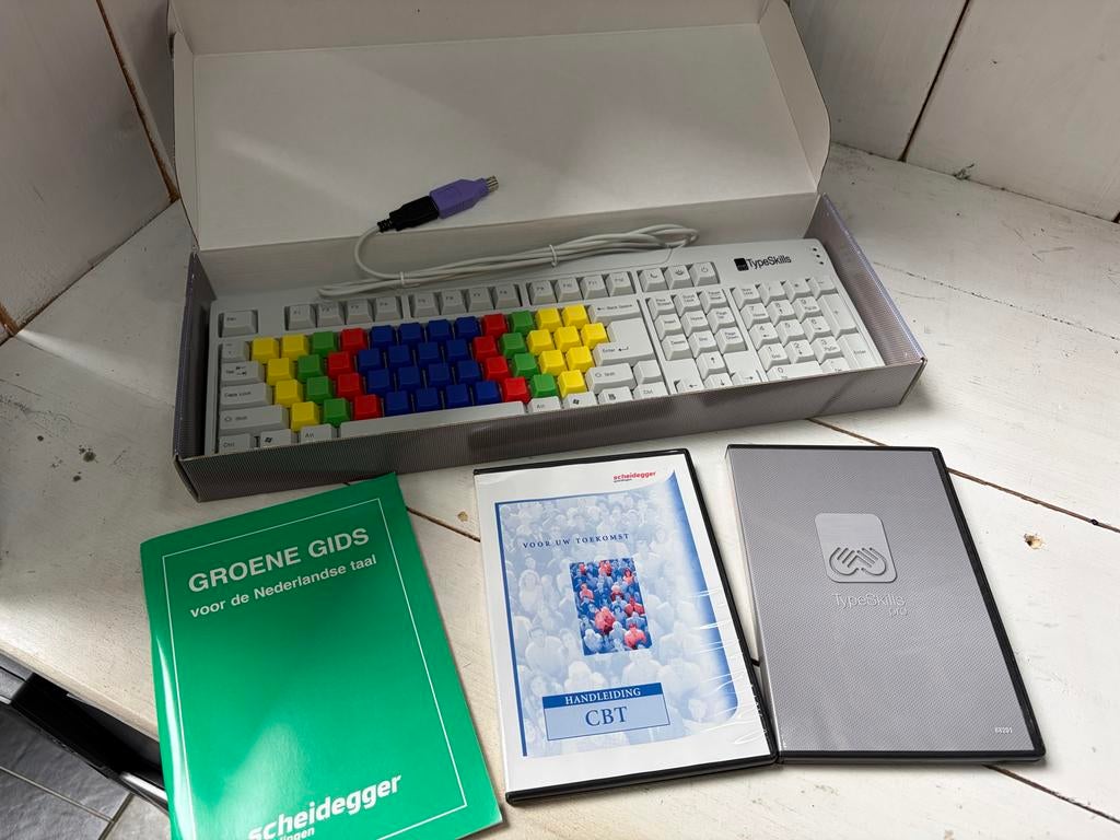 TypeSkills Pro Typecursus met Toetsenbord en Boeken, Ophalen, Qwerty, Zo goed als nieuw, Bedraad