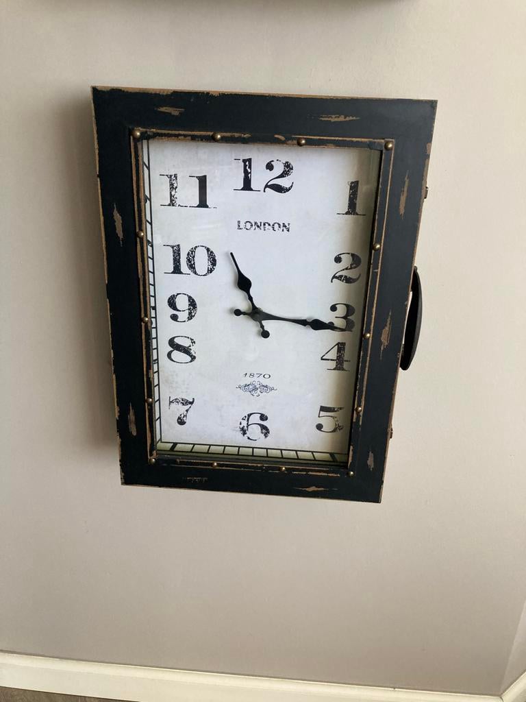 Twee klokken en een kastje, Huis en Inrichting, Woonaccessoires | Klokken, Gebruikt, Wandklok, Analoog, Ophalen