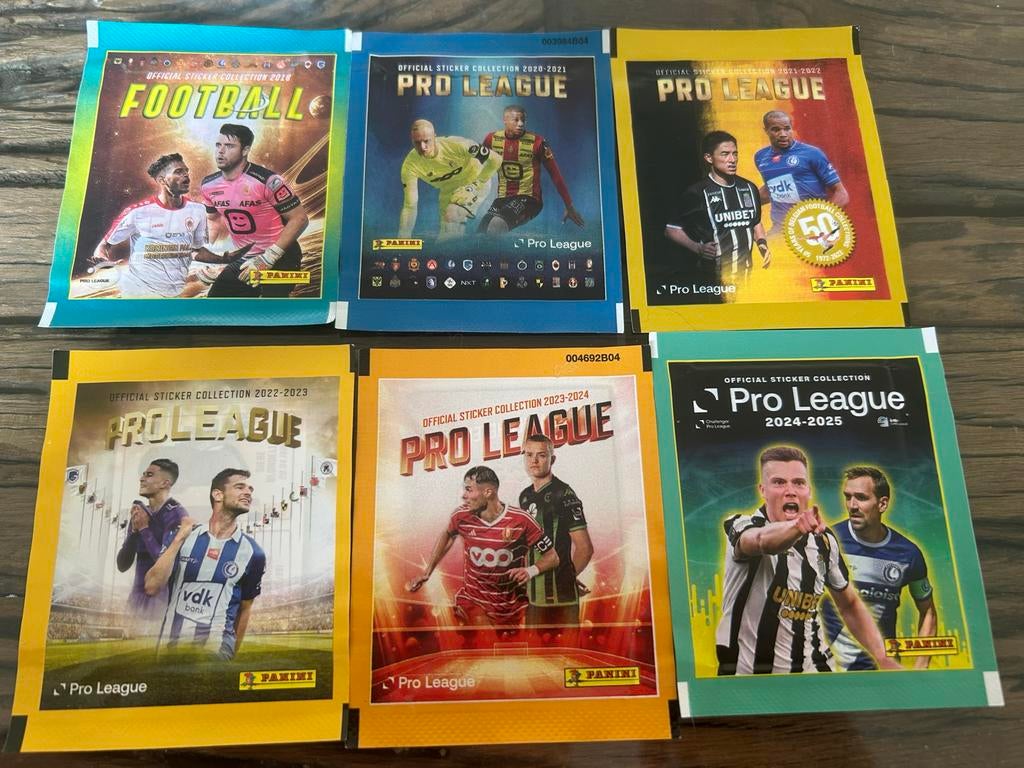 Gesloten zakjes Panini Pro League Belgische competitie, Ophalen of Verzenden, Nieuw, Meerdere stickers