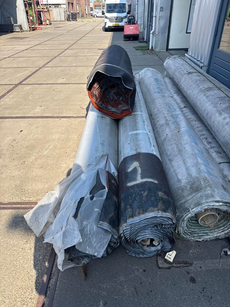 Nieuw rood kunstgras voor tennisbaan - diverse afmetingen, Tuin en Terras, Gras en Kunstgras, Ophalen of Verzenden, Nieuw, 20 m² of meer