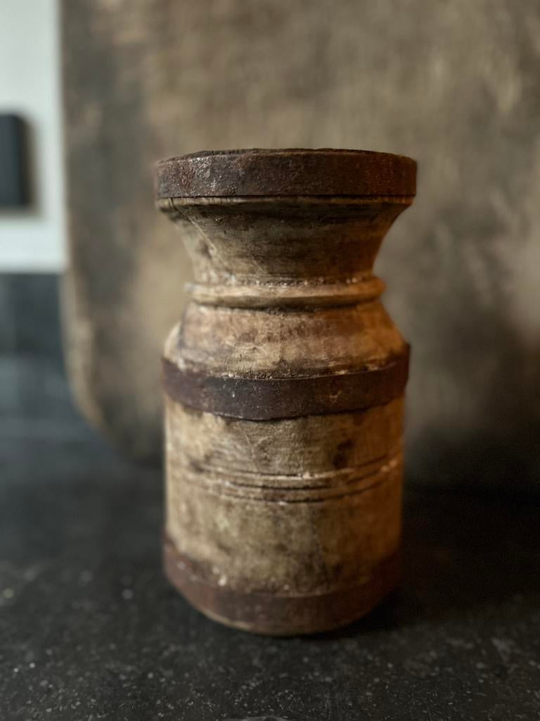 Robuuste hout ijzeren klos kandelaar India sober sleets, Ophalen of Verzenden