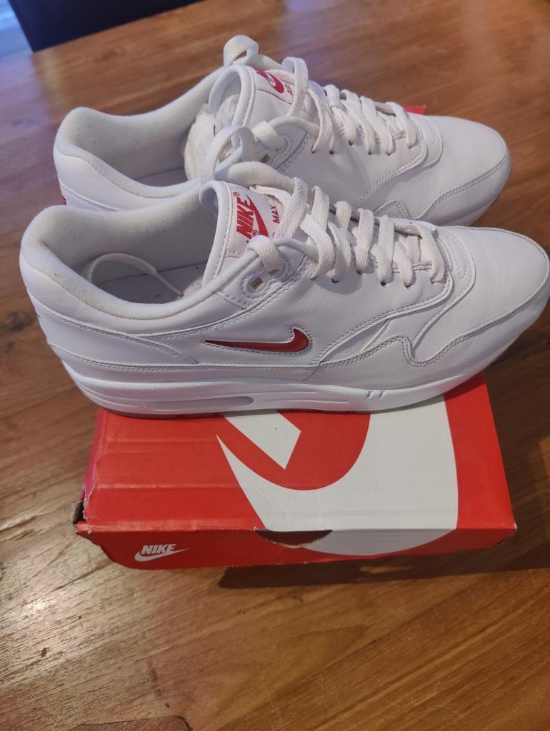 Nike Air Max 1 Jewel Ruby Red - Maat 44 - Nieuw, Kleding | Heren, Schoenen, Ophalen of Verzenden