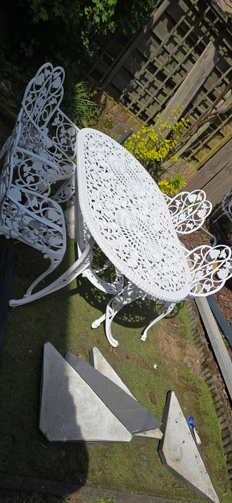 Witte gietijzeren tuinset met roosmotief, Tuin en Terras, Tuinsets en Loungesets, Ophalen