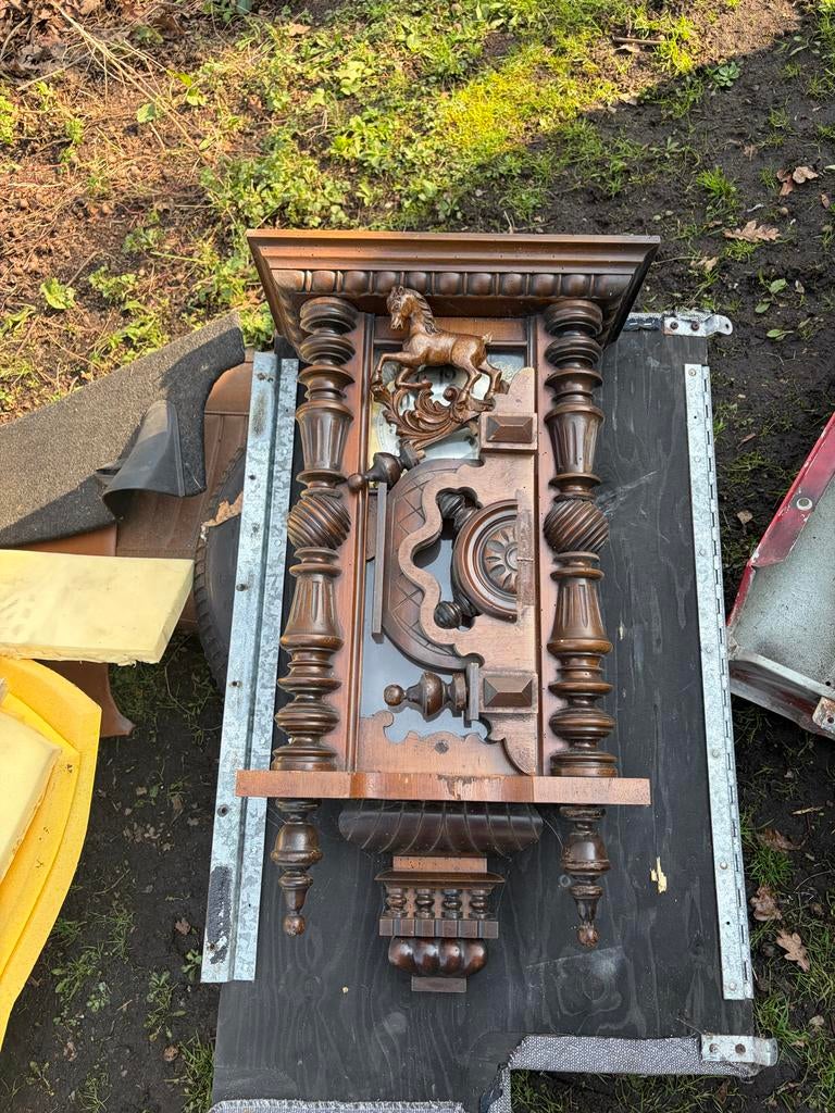 Antieke houten klok met paardendecoratie, Ophalen