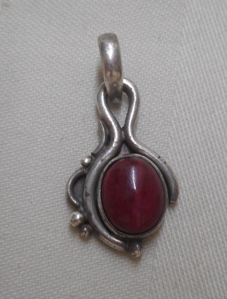 Zilveren vintage hanger met rode steen nr.1538, Verzenden, Zo goed als nieuw, Zilver, Zilver