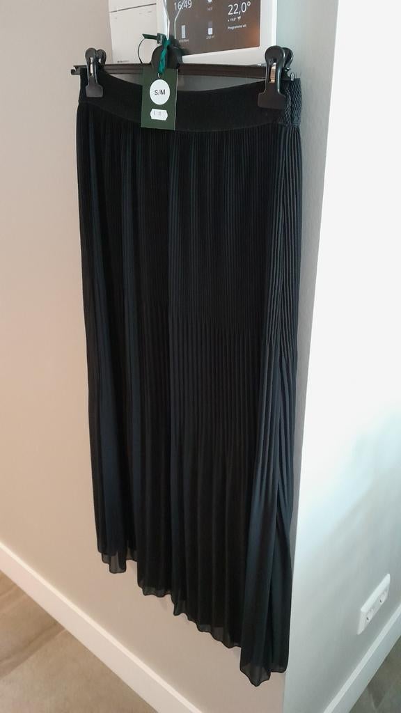 Nieuwe zwarte plissé rok van La Linde, maat S/M, Maat 38/40 (M), Nieuw, Ophalen of Verzenden, Onder de knie