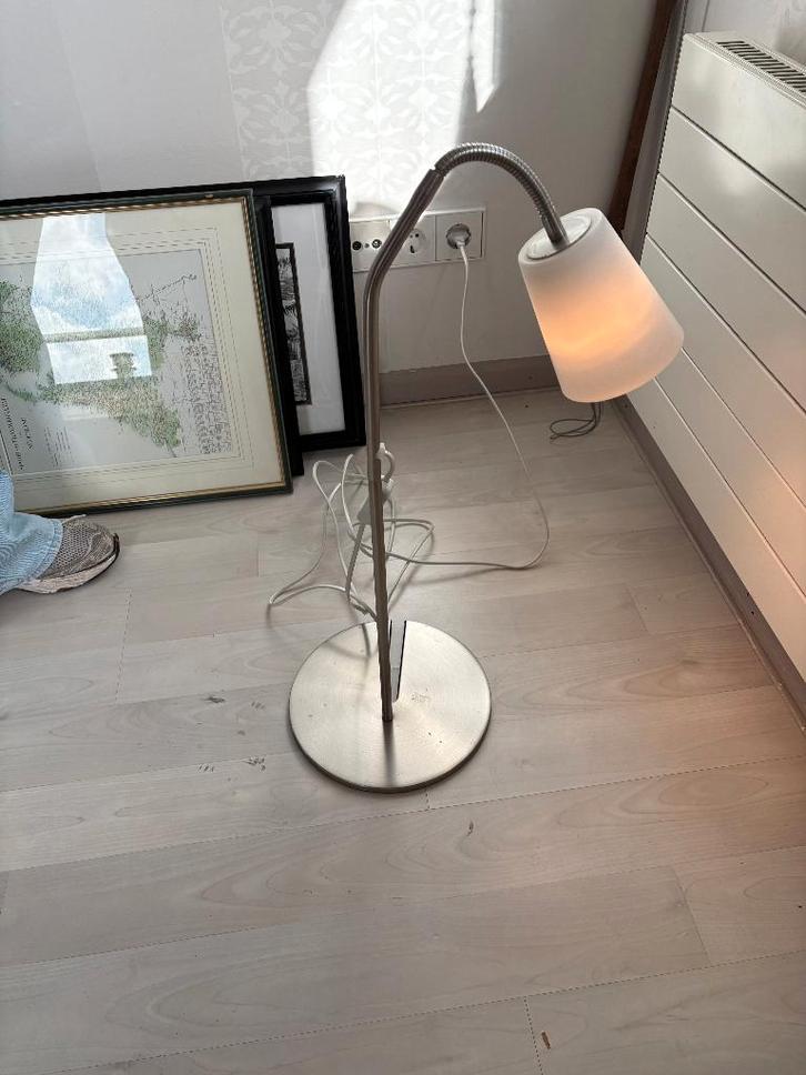 IKEA Basisk vloerlamp / leeslamp – vintage design, Huis en Inrichting, Lampen | Tafellampen, Gebruikt, 50 tot 75 cm, Glas, Metaal