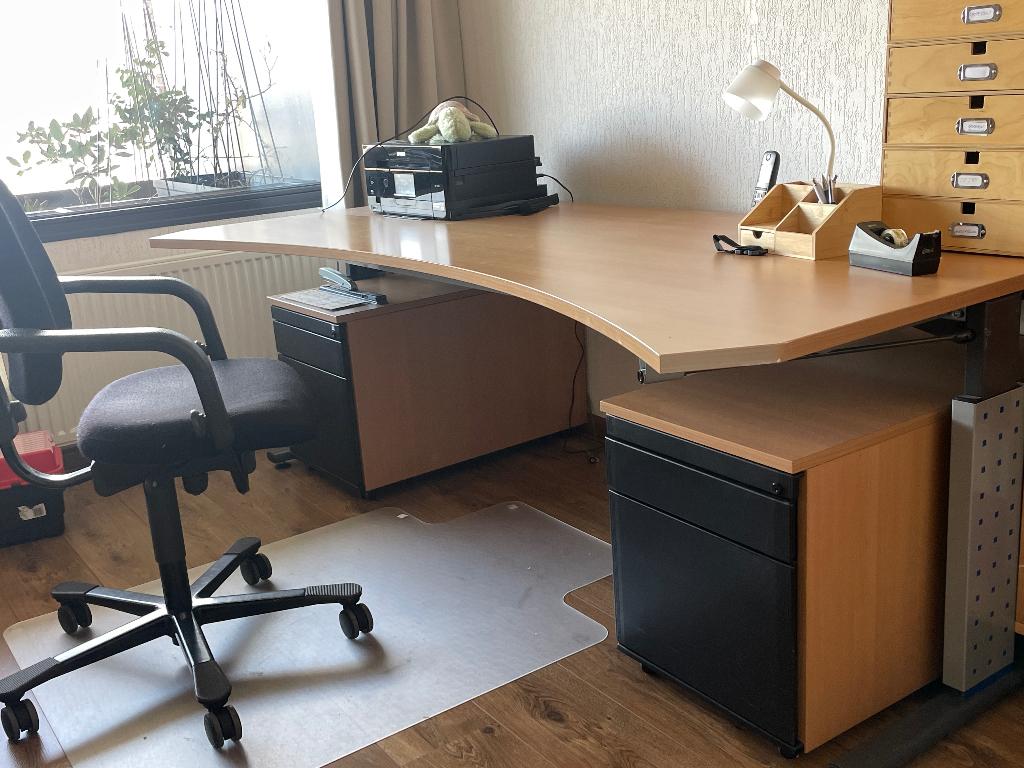 Royaal verstelbaar bureau kersenkleur met bureaustoel, Huis en Inrichting, Bureaus, Ophalen, Overige typen, Gebruikt, Spaanplaat of MDF