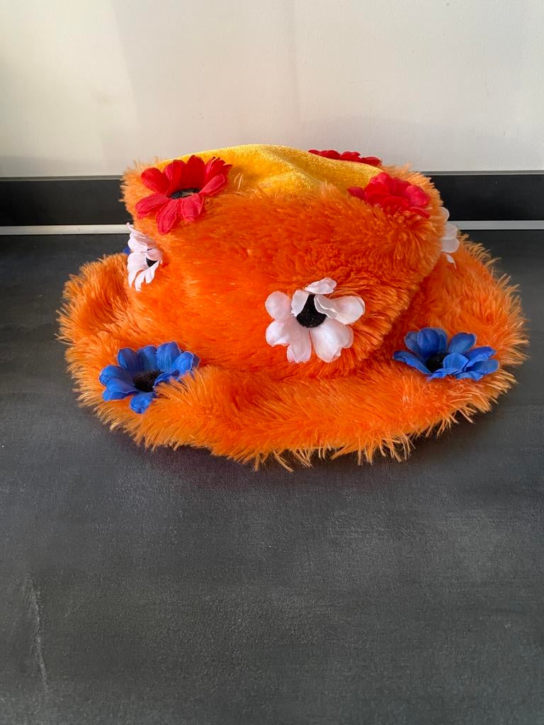 Oranje hoedje met bloemen voor Koningsdag of voetbal, Kleding | Dames, Hoeden en Petten, Ophalen of Verzenden, Zo goed als nieuw