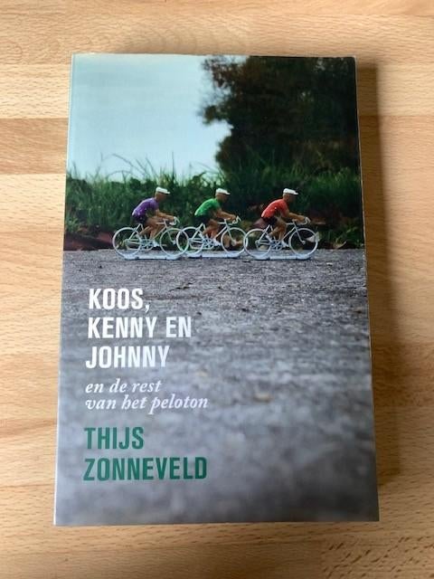 Koos, Kenny en Johnny, Thijs Zonneveld - Tour de France, Boeken, Sportboeken, Ophalen of Verzenden, Gelezen, Lopen en Fietsen