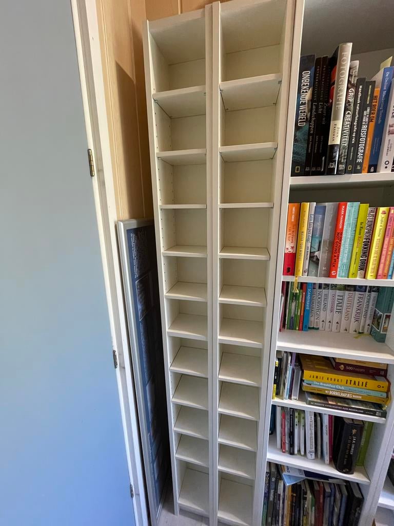 Gratis af te halen: 2 witte Billy CD/DVD rekjes (Ikea), Huis en Inrichting, Ophalen, Gebruikt, 150 discs of meer, Hout