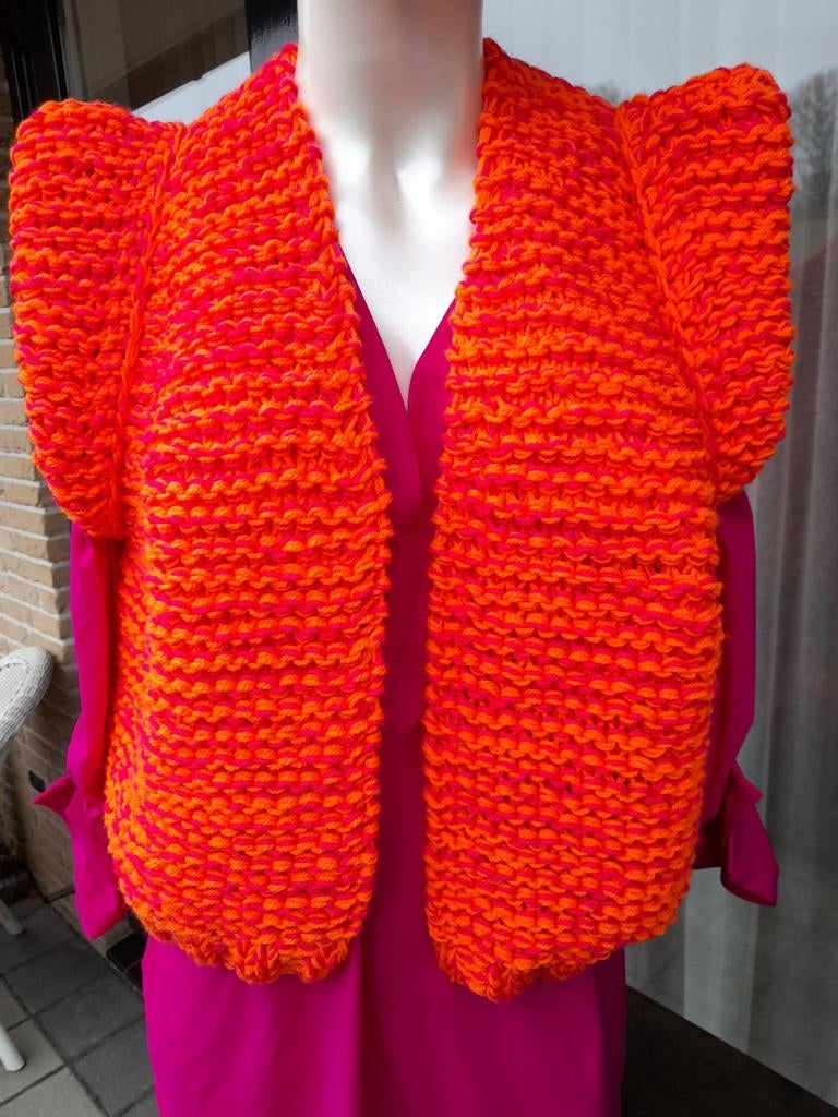 Nieuw handgebreid Fuchia/Oranje Gilet model Kiro by Kim, Ophalen of Verzenden