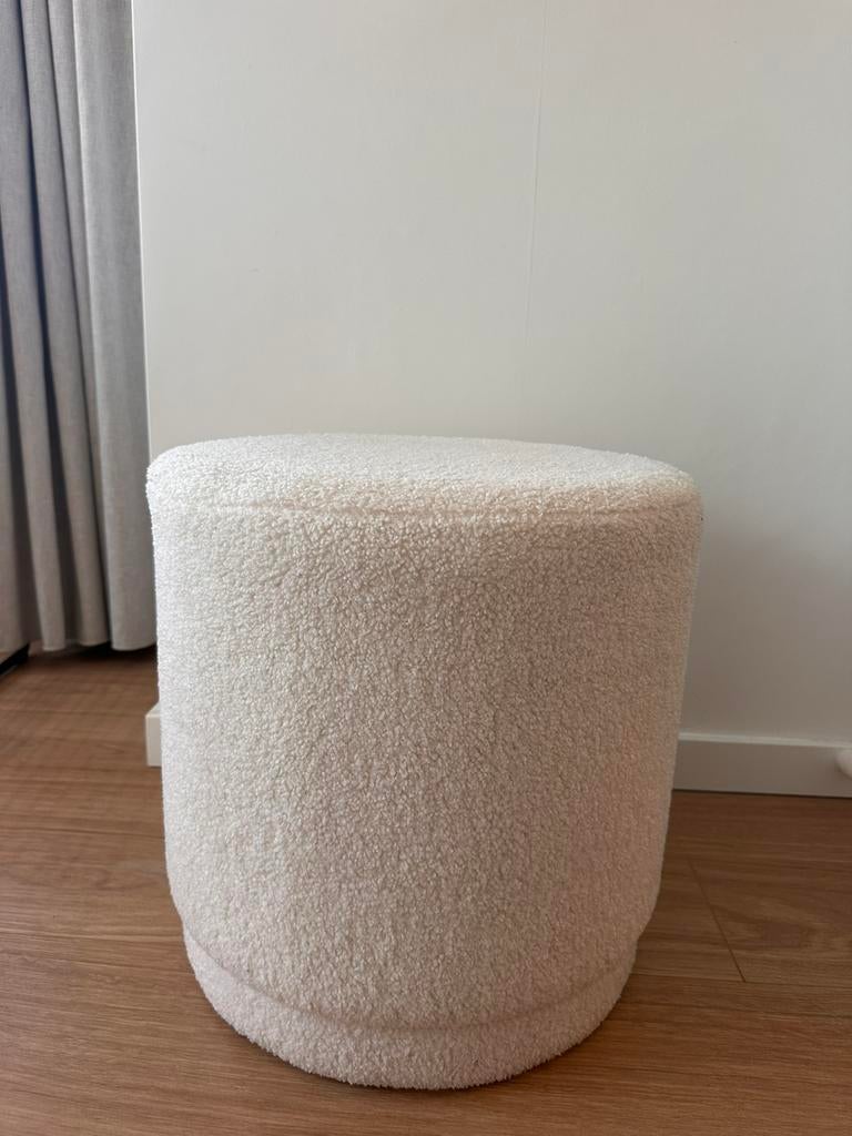 Bouclé stof poef, Huis en Inrichting, Banken | Voetenbanken en Poefen, Ophalen, Minder dan 50 cm, Rond, Zo goed als nieuw