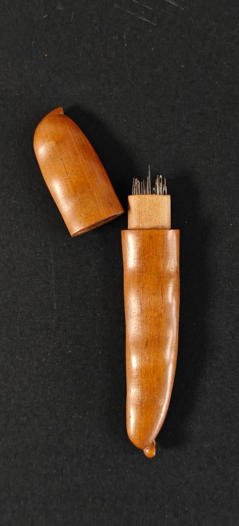 Antieke naalden koker in de vorm van een sperzieboon., Ophalen of Verzenden