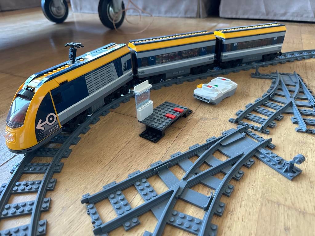 LEGO City Passagierstrein 60197 met rails en accessoires, City, Lego, Ophalen of Verzenden, Zo goed als nieuw