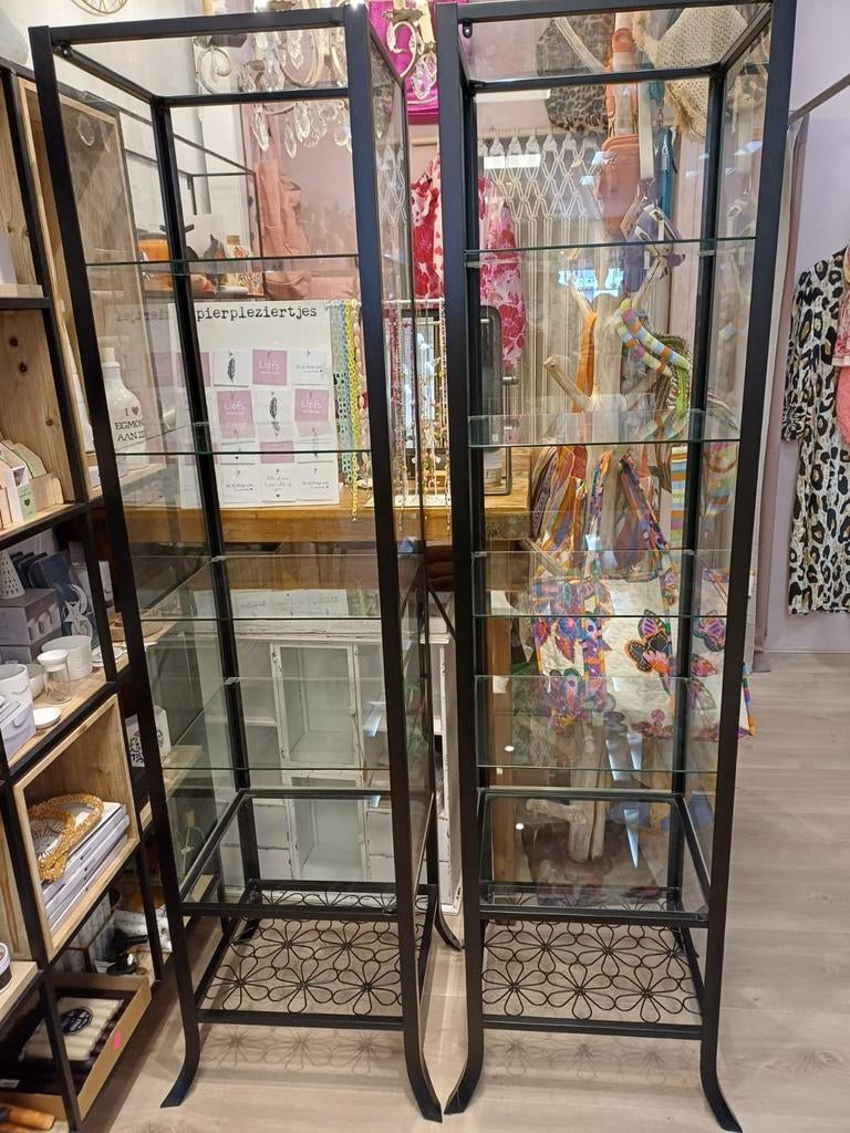 Zwarte vitrine kasten, Huis en Inrichting, Kasten | Vitrinekasten, Ophalen of Verzenden, Zo goed als nieuw, 25 tot 50 cm, 150 tot 200 cm