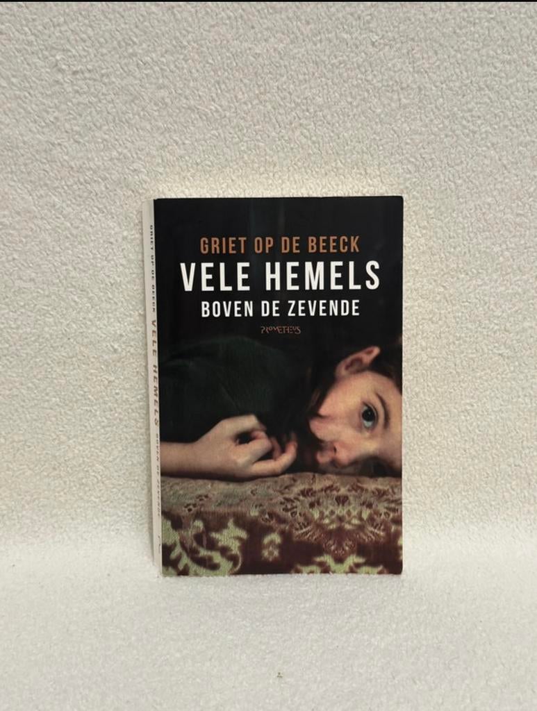 Vele hemels boven de zevende - Griet op de Beeck Roman, Boeken, Ophalen of Verzenden, Zo goed als nieuw