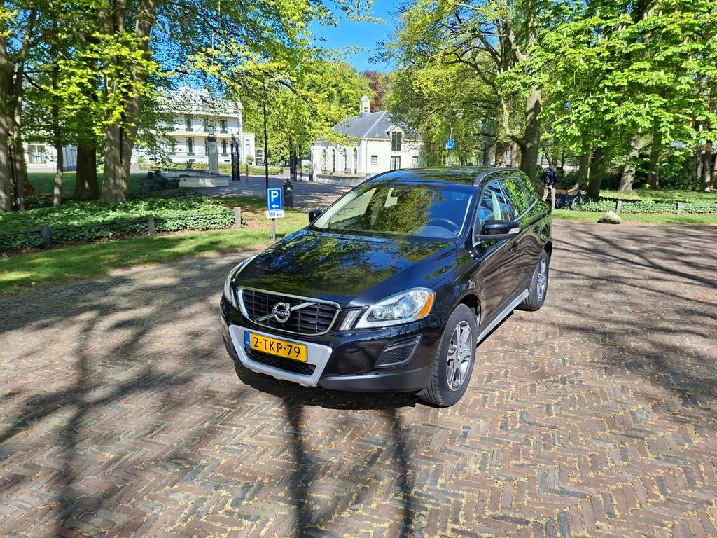 Volvo XC60 2.0 T Powershift automaat/lage kmst/youngtimer!, Stof, 1800 kg, Zwart, 4 cilinders