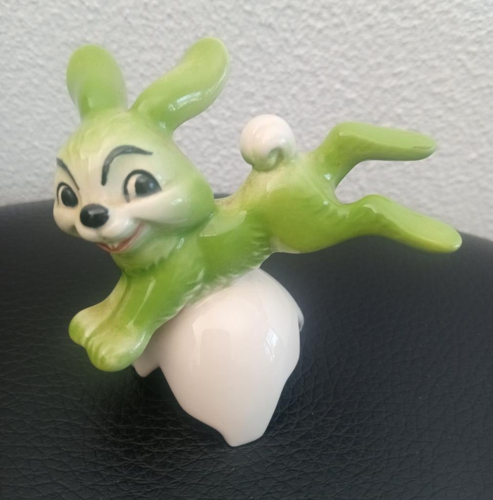 Zeldzaam Goebel beeldje met groen konijn en eierschaal, Ophalen of Verzenden, Zo goed als nieuw, Dier