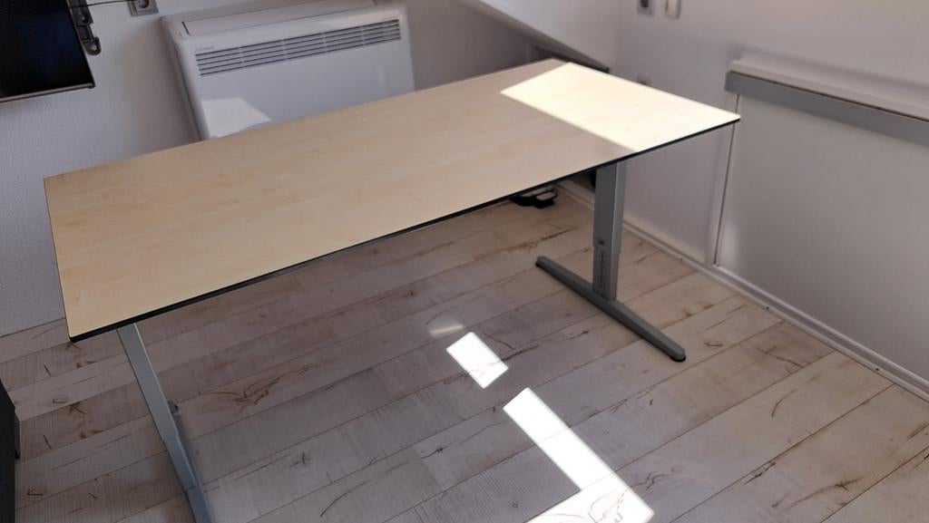 Modern bureau met metalen onderstel, In hoogte verstelbaar, 160 cm, Gebruikt, Metaal