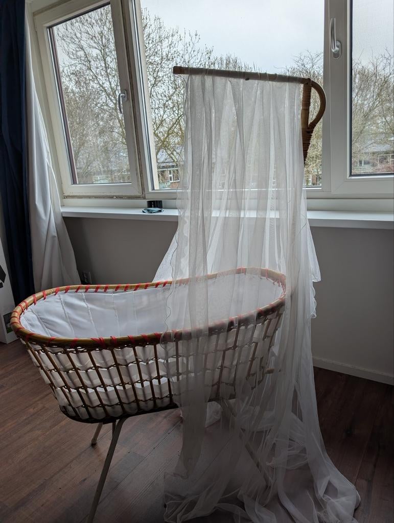 Ouderwetse rieten wieg met hemeltje, Kinderen en Baby's, Babywiegjes en Ledikanten, Ophalen, Zo goed als nieuw, Wieg