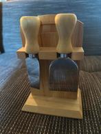 Setje van vier kaasmesjes met houten houder, Ophalen, Gebruikt, Hout, Bestekset