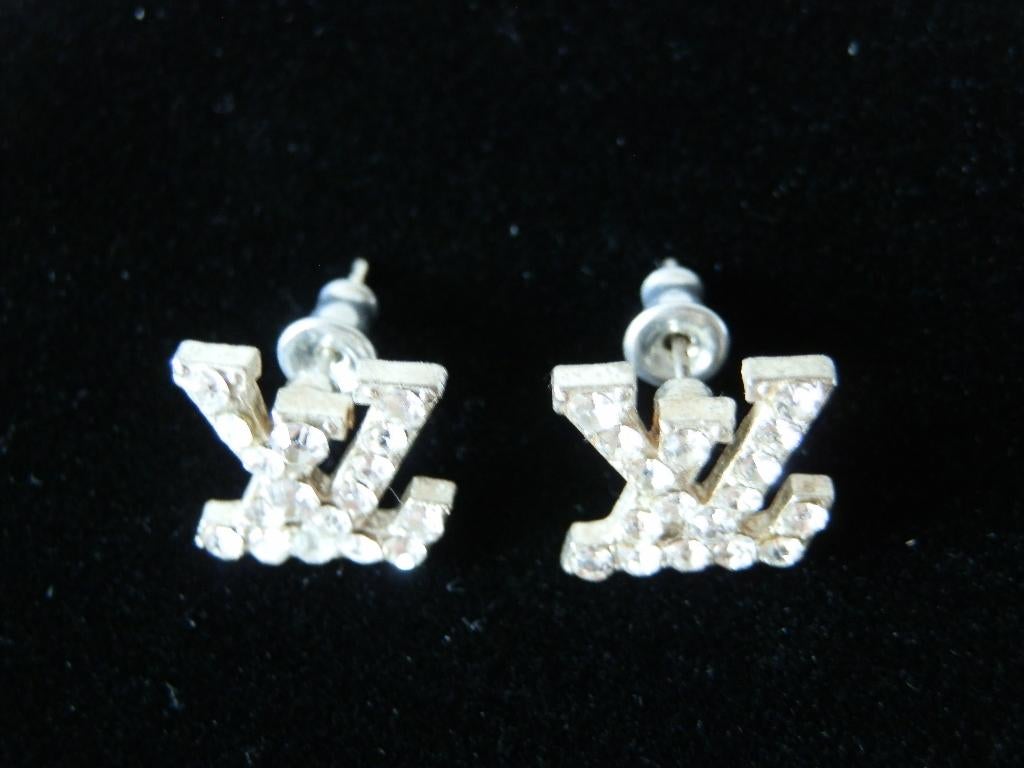 Louis Vuitton logo oorbellen. VL., Met kristal, Overige materialen, Ophalen of Verzenden, Zo goed als nieuw