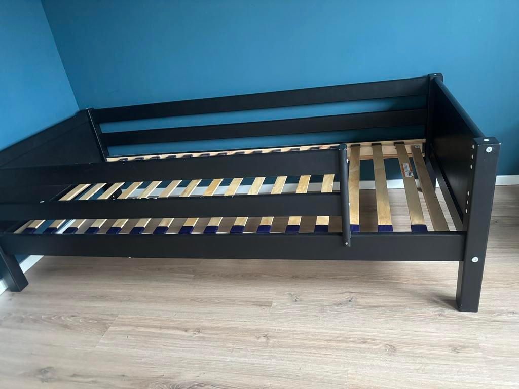 IKEA kinderbed 90x200 zwart met valbeveiliging, Ophalen, 85 tot 100 cm, Gebruikt, Lattenbodem