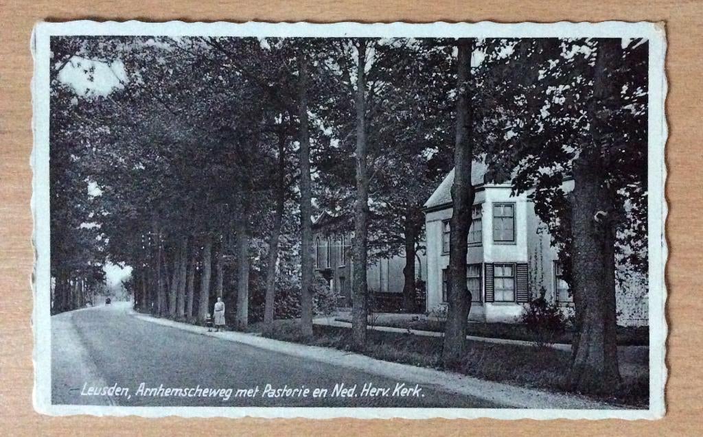 Leusden, Arnhemseweg met Pastorie en Ned. Herv. Kerk, Verzamelen, Ansichtkaarten | Nederland, Ophalen of Verzenden, 1920 tot 1940