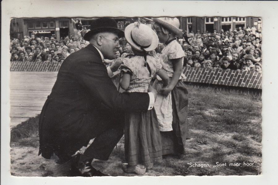 Schagen - West Friese Klederdracht 01, Verzamelen, Ansichtkaarten | Nederland, Ophalen of Verzenden, 1960 tot 1980, Gelopen, Noord-Holland